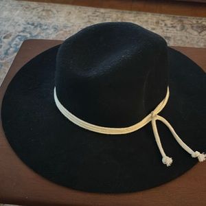 Shyanne hat NWT.  Wool felt flat top.